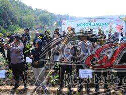HUT Humas Polri Ke-72, Bidhumas Polda Jatim dan Jajaran Tanam Ribuan Bibit Mangrove Minimalisir Abrasi