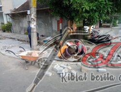 Bantu Pasang Paving Blok, Babinsa Tumbuhkan Semangat Gotong Royong