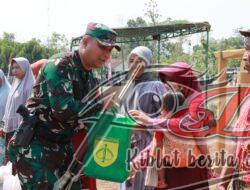 Tutup TMMD Geneng, Kodim Bagikan Paket Sembako untuk Warga Kurang Mampu dan Nutrisi Stunting