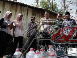 Polisi dan TNI Datang Saat Kemarau Panjang Warga Desa Krebet di Ponorogo Riang