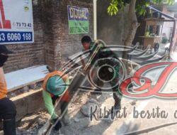 Babinsa Joyotakan Pelopori Kerja Bakti di Wilayah Binaan 