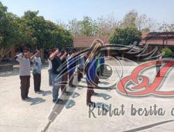 Tumbuhkan Rasa Kekompakan dan Disiplin, Babinsa Latih PBB