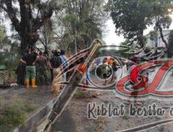 Tanggap Darurat, Piket Koramil 03 Serengan Bantu Evakuasi Pohon Tumbang