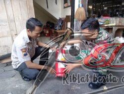 Pengecekan Peralatan Pemadam Api Ringan Pasar  Harjodaksino oleh Babinsa