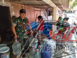 Babinsa Wonosegoro Turut Distribusikan Air Bersih Kepada Warga