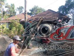 Babinsa Simo Terjun Langsung Gotong Royong Pengecoran Rabat Beton