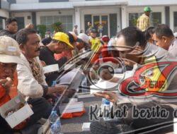 Kapolrestabes Surabaya Sarapan Pagi dan Bagikan Paket Sembako Ke Abang Becak Untuk Berbagi Kebahagiaan