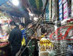 Babinsa Kemlayan Bantu Distribusi Beras Untuk Warga PKH