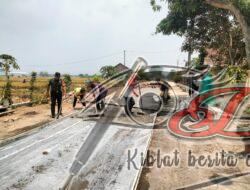 Impikan Jalan Layak, Babinsa dan warga Kauman Lakukan Swadaya Pengecoran Jalan