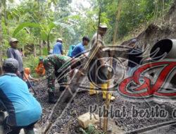 Dukung Pembangunan Wilayah Binaan, Babinsa Bersama Warga Gotong Royong Pengecoran Jalan