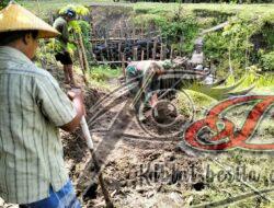 Ringankan Beban Petani, Babinsa Turut Dalam Pembuatan Saluran Air
