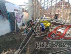 Luangkan Waktunya Sertu Sutardi Ikut Bangun Rumah Warga