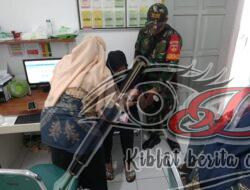Peran Aktif Babinsa Jayengan Bantu Imunisasi di Puskesmas