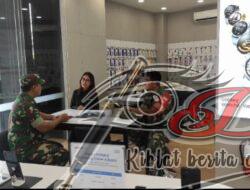Babinsa Kratonan Sambangi Karyawan Conter Handphone di Wilayah Binaan
