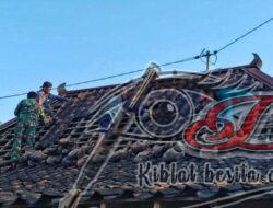 Ringankan Kesulitan Warga, Babinsa Ikut Gotong Royong Bongkar Rumah Warga