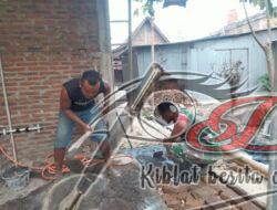 Berperan Dalam Kegiatan apapun, Babinsa Bantu Plester Rumah Warga