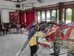 Babinsa & Bhabinkamtibmas Kratonan Bantu Distribusikan Beras Ke Warga Kurang Mampu