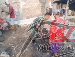 Tumbuhkan Semangat Gotong Royong Babinsa Bantu Pengurukan Pondasi Rumah Warga