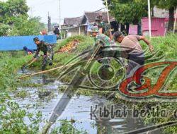 Kodim 0726/Sukoharjo Gandeng Warga Masyarakat Kampung Brumbung Bersihkan Kali Kriwen