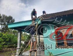 Babinsa Koramil Ampel Bersama Warga Evakuasi Pohon Tumbang dan Perbaiki Rumah Warga