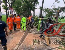 Jalan Raya Gondang Tulungagung Kembali Normal, Polisi dan TNI Gerak Cepat Bantu Tangani Pohon Tumbang