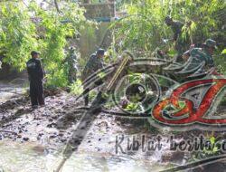 Cegah Banjir, Kodim Sragen Bersihkan Mampah di Sungai Guworejo