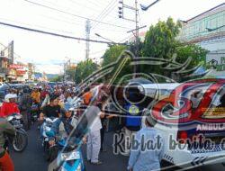 Respon Cepat Polisi dan Relawan Amankan ODGJ yang Acungkan Sajam di Pasar Besar Kota Malang