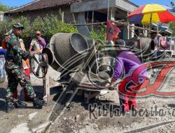 Babinsa Bersama Warga Gotong Royong Cor Jalan