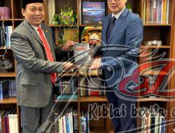 Buku Karya Irjen Dedi Prasetyo Diserahkan ke Para Dubes, Ini Tujuannya