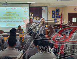 Kapolres Pelabuhan Tanjung Perak Beri Pembekalan Petugas Pam di TPS, Jamin Keamanan Pemungutan Suara