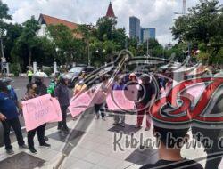 Aksi Unjuk Rasa Gerakan Rakyat Surabaya Dukung Keadilan di Mapolrestabes Surabaya Berjalan Lancar