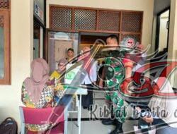 Babinsa Kemlayan Bantu Pendistribusian Beras Bagi Warga Penerima PKH