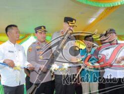 Kapolres Lamongan Serahkan Bantuan Bedah Rumah untuk Warga Desa Latek