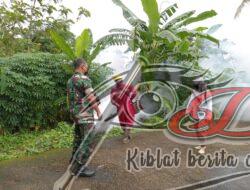 Peduli Kesehatan, Babinsa Koramil Klego Dampingi Fogging