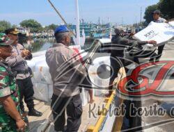 Gunakan Kapal Patroli, Probolinggo Kota Kawal Distribusi Logistik Pemilu 2024 ke Pulau Gili Ketapang