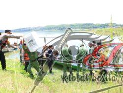 Sinergitas Polres Ngawi bersama TNI Kawal Distribusi Logistik Pemilu Sebrangi Waduk