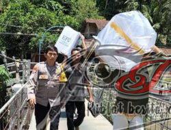 Polri bersama TNI di Pacitan Tempuh Medan Terjal Demi Amankan Distribusi Logistik Pemilu 2024