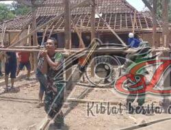 Angkat Budaya Gotong Royong Babinsa Bantu Mindahkan Rumah Warga