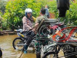 Sinergitas, Polisi Bersama TNI dan BPBD Tangani Banjir di Sidoarjo