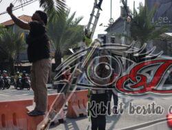 Sat Lantas Polres Gresik Sigap Tangani Putusnya Kabel Listrik di Simpang 4 Kebomas