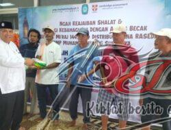 SMP Muhammadiyah 5 Surabaya Berbagi Kebahagiaan Bersama Abang Becak