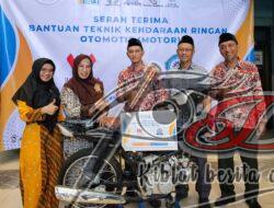 Wardhana Training Center Beri Bantuan Kendaraan Ringan Otomotif SMP Muhammadiyah 11 Surabaya