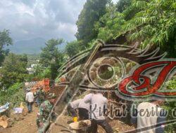 Polres Malang Bersama TNI dan Warga Bersihkan  Tanah Longsor di Wagir untuk Buka Akses Jalan