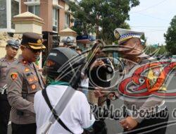 Polres Pamekasan Turun Jalan Berbagi Brosur Himbauan Kamseltibcar Lantas, Operasi Keselamatan Semeru 2024