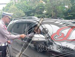 Operasi Keselamatan Semeru 2024 Polres Pelabuhan Tanjung Perak Sebar Brosur Himbauan Kamseltibcarlantas