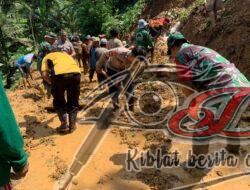 Gerak Cepat Polisi bersama TNI Bantu Warga Pacitan yang Terdampak Tanah Longsor