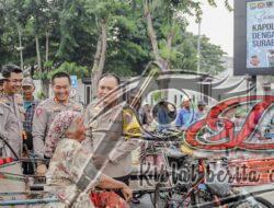 Kapolrestabes Surabaya Ajak Sarapan Bareng dan Bagi Sembako Bersama Abang Becak