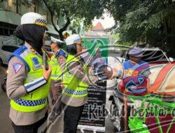 Satlantas Polrestabes Surabaya Sambil Berbagi Sosialisasi dan Operasi Keselamatan Semeru 202