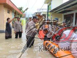 Kapolres Bojonegoro, Distribusikan Ribuan Nasi Bungkus Untuk Warga di Bojonegoro Saat Banjir Belum Surut