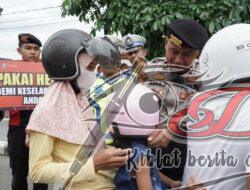 Beri Helm Gratis Pengendara di Operasi Keselamatan Semeru 2024, Polres Ponorogo Ajak Warga Tertib Lalin